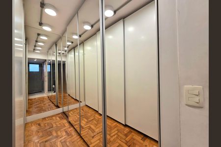 Apartamento à venda com 80m², 1 quarto e 1 vaga Apartamento à venda com 80m², 1 quarto e 1 vagaCloset da suíte