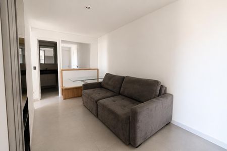 Sala de estar com sofá e mesa de vidro, iluminada por luz natural e artificial. de apartamento à venda com 2 quartos, 47m² em Vila Formosa, São Paulo