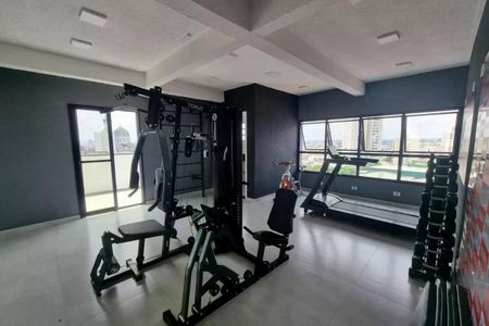 Apartamento à venda com 47m², 2 quartos e 1 vaga Apartamento à venda com 47m², 2 quartos e 1 vagaSala de ginástica com equipamentos de treino e vista para a cidade.