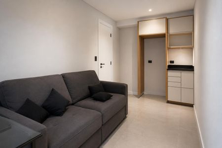 Sala de estar com sofá e móveis simples, iluminada por luz natural e artificial. de apartamento à venda com 2 quartos, 47m² em Vila Formosa, São Paulo