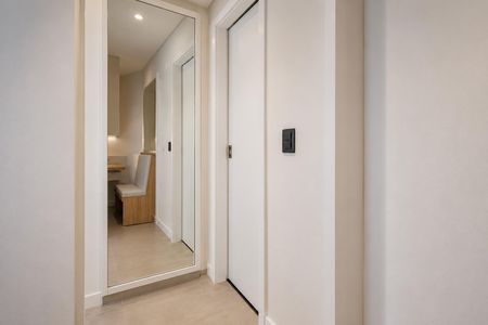 Espelho grande e iluminado em uma sala de entrada com uma mesa e cadeira simples. de apartamento à venda com 2 quartos, 47m² em Vila Formosa, São Paulo