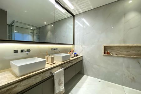 Apartamento à venda com 290m², 4 quartos e 2 vagas Apartamento à venda com 290m², 4 quartos e 2 vagasBanheiro da Suíte 1