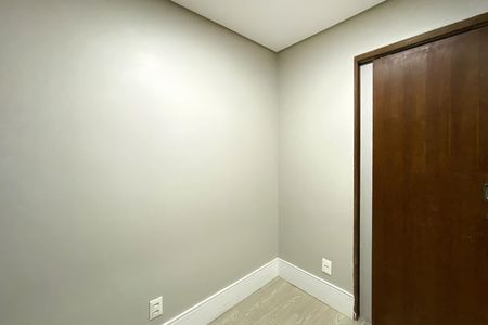 Apartamento à venda com 290m², 4 quartos e 2 vagas Apartamento à venda com 290m², 4 quartos e 2 vagasQuarto de Serviço