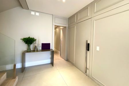 Apartamento à venda com 290m², 4 quartos e 2 vagas Apartamento à venda com 290m², 4 quartos e 2 vagasHall de entrada