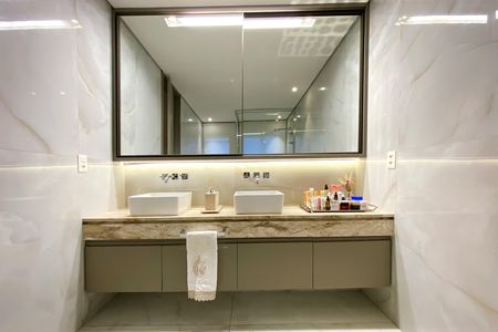 Apartamento à venda com 290m², 4 quartos e 2 vagas Apartamento à venda com 290m², 4 quartos e 2 vagasBanheiro da Suíte 1