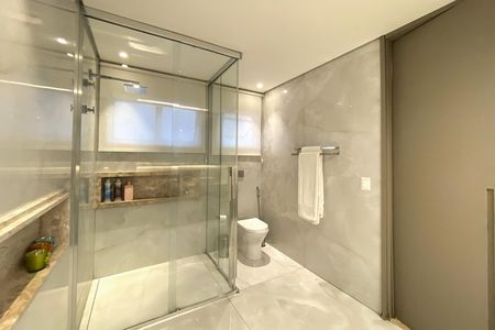 Apartamento à venda com 290m², 4 quartos e 2 vagas Apartamento à venda com 290m², 4 quartos e 2 vagasBanheiro da Suíte 1