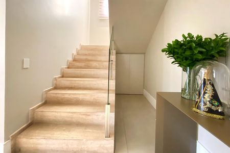 Apartamento à venda com 290m², 4 quartos e 2 vagas Apartamento à venda com 290m², 4 quartos e 2 vagasHall da Escada