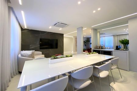 Apartamento à venda com 290m², 4 quartos e 2 vagas Apartamento à venda com 290m², 4 quartos e 2 vagasCopa