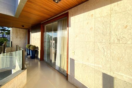 Apartamento à venda com 290m², 4 quartos e 2 vagas Apartamento à venda com 290m², 4 quartos e 2 vagasVaranda da Sala
