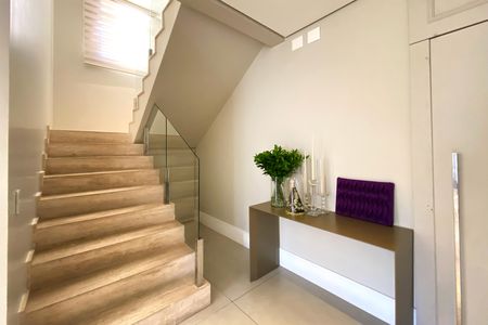 Apartamento à venda com 290m², 4 quartos e 2 vagas Apartamento à venda com 290m², 4 quartos e 2 vagasHall da Escada