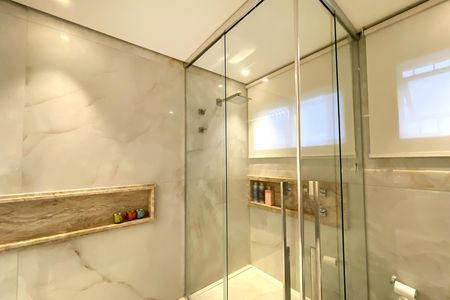 Apartamento à venda com 290m², 4 quartos e 2 vagas Apartamento à venda com 290m², 4 quartos e 2 vagasBanheiro da Suíte 1