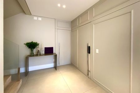 Apartamento à venda com 290m², 4 quartos e 2 vagas Apartamento à venda com 290m², 4 quartos e 2 vagasHall de entrada