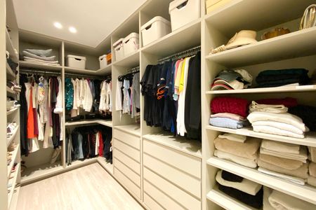 Apartamento à venda com 290m², 4 quartos e 2 vagas Apartamento à venda com 290m², 4 quartos e 2 vagasCloset da suíte
