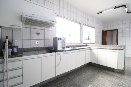 Casa para alugar com 200m², 4 quartos e 2 vagasCozinha