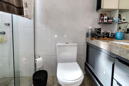 Apartamento à venda com 55m², 2 quartos e 2 vagas Apartamento à venda com 55m², 2 quartos e 2 vagasBanheiro da Suíte 1