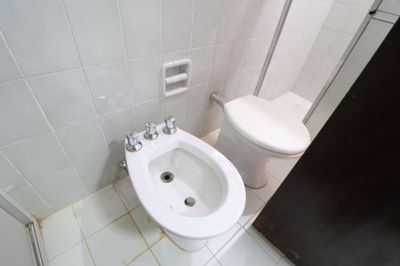 Banheiro Social 1 de casa para alugar com 3 quartos, 431m² em Umuarama, Uberlândia