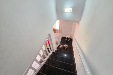 Casa para alugar com 55m², 2 quartos e 2 vagas Casa para alugar com 55m², 2 quartos e 2 vagasEscada