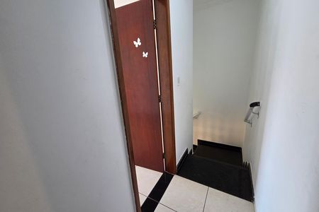 Casa para alugar com 55m², 2 quartos e 2 vagas Casa para alugar com 55m², 2 quartos e 2 vagasEscada