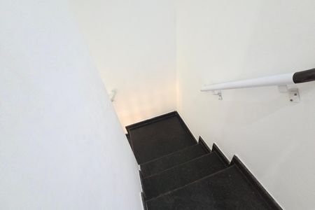 Casa para alugar com 55m², 2 quartos e 2 vagas Casa para alugar com 55m², 2 quartos e 2 vagasEscada