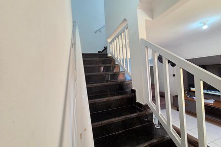 Casa para alugar com 55m², 2 quartos e 2 vagas Casa para alugar com 55m², 2 quartos e 2 vagasEscada