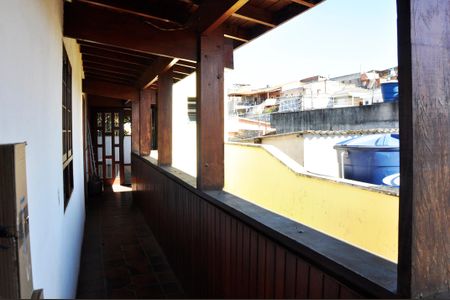Casa à venda com 337m², 3 quartos e 3 vagas Casa à venda com 337m², 3 quartos e 3 vagasDetalhe - Corredor para Churrasqueira e Varanda
