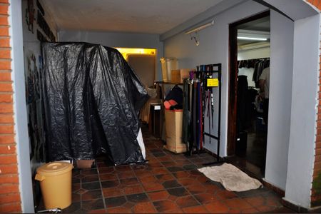 Casa à venda com 337m², 3 quartos e 3 vagas Casa à venda com 337m², 3 quartos e 3 vagasDetalhe - Hall de Entrada e Garagem