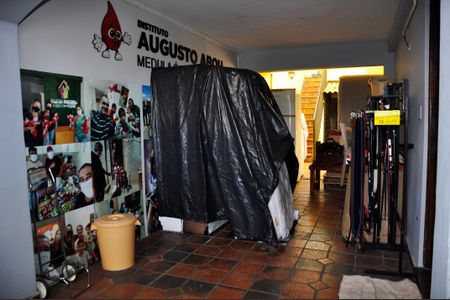 Casa à venda com 337m², 3 quartos e 3 vagas Casa à venda com 337m², 3 quartos e 3 vagasDetalhe - Hall de Entrada e Garagem