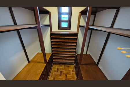 Casa à venda com 225m², 4 quartos e 3 vagas Casa à venda com 225m², 4 quartos e 3 vagasCloset da suíte
