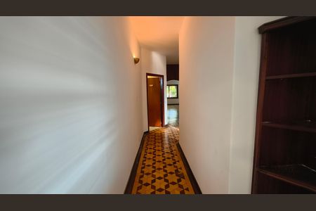 Casa à venda com 225m², 4 quartos e 3 vagas Casa à venda com 225m², 4 quartos e 3 vagasCorredor