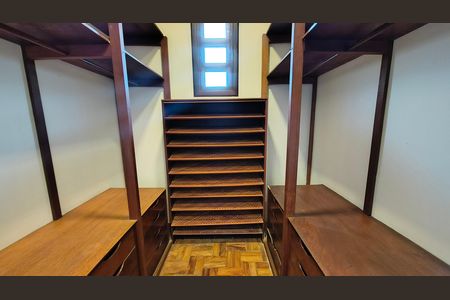 Casa à venda com 225m², 4 quartos e 3 vagas Casa à venda com 225m², 4 quartos e 3 vagasCloset da suíte