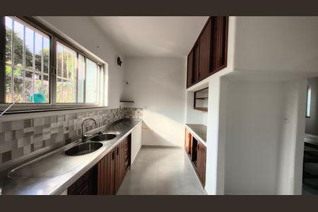 Casa à venda com 225m², 4 quartos e 3 vagas Casa à venda com 225m², 4 quartos e 3 vagasCozinha