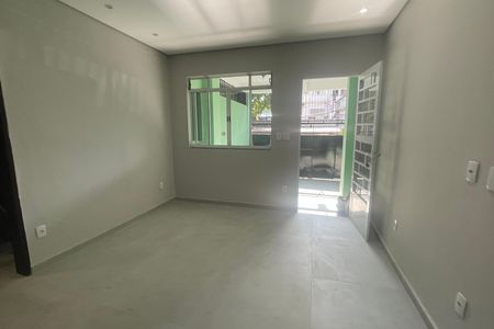 Sala de casa para alugar com 2 quartos, 90m² em Jardim Vinte E Cinco de Agosto, Duque de Caxias