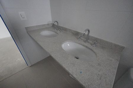 Apartamento à venda com 140m², 3 quartos e 2 vagasBanheiro da Suíte 1