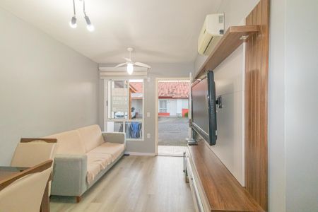 Sala de casa de condomínio à venda com 2 quartos, 60m² em Olaria, Canoas