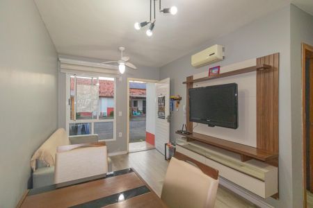 Sala de casa de condomínio à venda com 2 quartos, 60m² em Olaria, Canoas