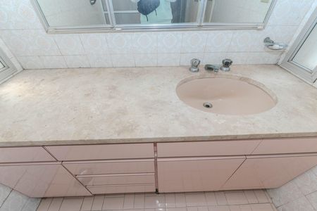 Apartamento à venda com 146m², 4 quartos e 2 vagas Apartamento à venda com 146m², 4 quartos e 2 vagasBanheiro 1