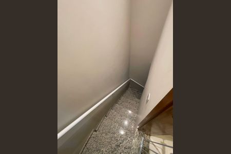 Apartamento à venda com 150m², 3 quartos e 2 vagas Apartamento à venda com 150m², 3 quartos e 2 vagasEscada