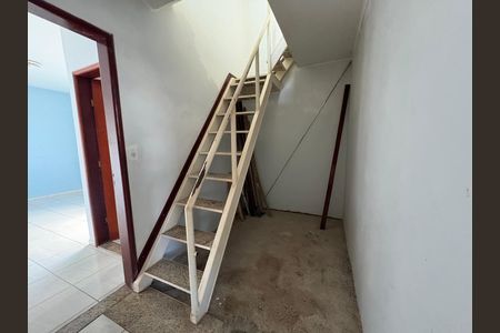 Escada de casa para alugar com 4 quartos, 130m² em Anhangüera, Goiânia