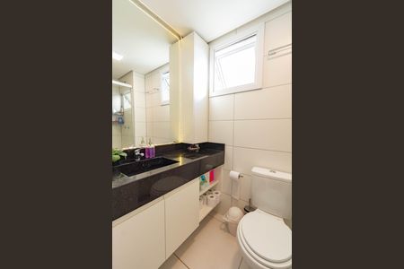Banheiro social de apartamento à venda com 2 quartos, 56m² em Fátima, Canoas
