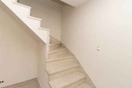 Escada de casa para alugar com 2 quartos, 100m² em Vila Gustavo, São Paulo