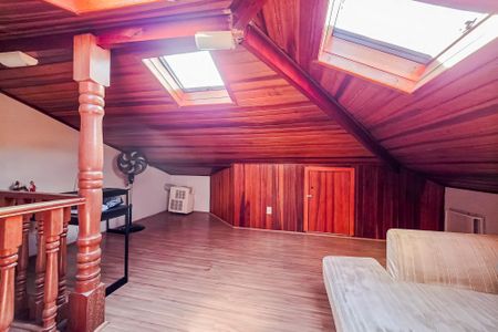 Casa de condomínio à venda com 127m², 2 quartos e 2 vagas Casa de condomínio à venda com 127m², 2 quartos e 2 vagasSótão
