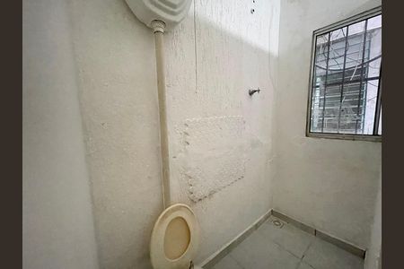 Banheiro de serviço de casa para alugar com 1 quarto, 40m² em Jardim Paulo Vi, São Paulo