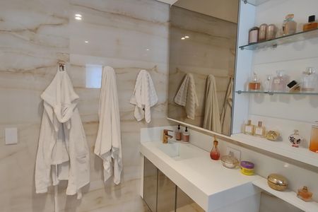 Apartamento à venda com 302m², 4 quartos e 3 vagas Apartamento à venda com 302m², 4 quartos e 3 vagasBanheiro da Suíte 1