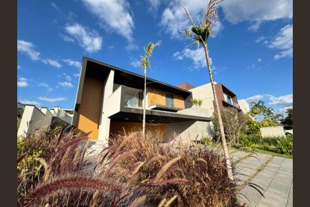 Casa de condomínio à venda com 353m², 5 quartos e 6 vagas
