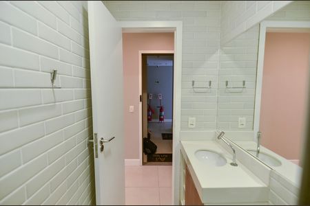 Banheiro de kitnet/studio para alugar com 1 quarto, 31m² em Santo Cristo, Rio de Janeiro