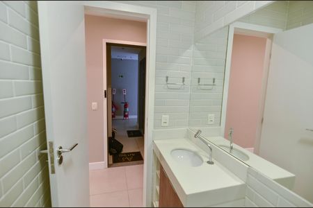 Banheiro de kitnet/studio para alugar com 1 quarto, 31m² em Santo Cristo, Rio de Janeiro