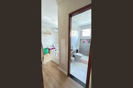 Casa à venda com 100m², 2 quartos e 2 vagasBanheiro da Suíte 2