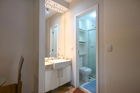 Banheiro de kitnet/studio para alugar com 1 quarto, 38m² em Vila Andrade, São Paulo
