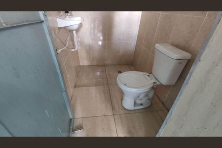 Banheiro de casa para alugar com 1 quarto, 40m² em Vila Santa Helena, Poá