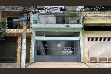 Casa à venda com 100m², 4 quartos e 2 vagas Casa à venda com 100m², 4 quartos e 2 vagasFachada + Placa